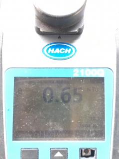 ไฟล์แนบ วันพุธที่ 26 เมษายน 2566 นายสุรพงศ์ สมหวัง ผจก.กปภ.สาขากาญจนดิษฐ์ มอบหมายให้พนักงานในสายงานผลิต ออกพื้นที่ตรวจสอบคุณภาพน้ำประปา โดยการตรวจวัดค่าคลอรีน ค่าความขุ่นในน้ำประปา  ร้าน-ขายอาหารตามสั่งป้าเอียด ตำบลปากแพรก อำเภอดอนสัก จังหวัดสุราษฎร์ธานี โดยเป็นการตรวจสอบและควบคุมคุณภาพน้ำประปาในระบบจ่าย ตามโครงการจัดการน้ำสะอาด (WSP) ตามจุดควบคุมตรวจสอบตามแผนที่กำหนด ผลการตรวจสอบคุณภาพน้ำเป็นไปตามเกณฑ์มาตรฐาน กปภ. 