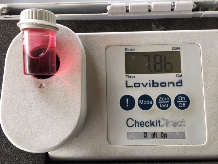 ไฟล์แนบ วันพุธที่ 26 เมษายน 2566 นายสุรพงศ์ สมหวัง ผจก.กปภ.สาขากาญจนดิษฐ์ มอบหมายให้พนักงานในสายงานผลิต ออกพื้นที่ตรวจสอบคุณภาพน้ำประปา โดยการตรวจวัดค่าคลอรีน ค่าความขุ่นในน้ำประปา  ร้าน-ขายอาหารตามสั่งป้าเอียด ตำบลปากแพรก อำเภอดอนสัก จังหวัดสุราษฎร์ธานี โดยเป็นการตรวจสอบและควบคุมคุณภาพน้ำประปาในระบบจ่าย ตามโครงการจัดการน้ำสะอาด (WSP) ตามจุดควบคุมตรวจสอบตามแผนที่กำหนด ผลการตรวจสอบคุณภาพน้ำเป็นไปตามเกณฑ์มาตรฐาน กปภ. 