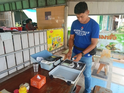 ไฟล์แนบ วันพุธที่ 26 เมษายน 2566 นายสุรพงศ์ สมหวัง ผจก.กปภ.สาขากาญจนดิษฐ์ มอบหมายให้พนักงานในสายงานผลิต ออกพื้นที่ตรวจสอบคุณภาพน้ำประปา โดยการตรวจวัดค่าคลอรีน ค่าความขุ่นในน้ำประปา  ร้าน-ขายอาหารตามสั่งป้าเอียด ตำบลปากแพรก อำเภอดอนสัก จังหวัดสุราษฎร์ธานี โดยเป็นการตรวจสอบและควบคุมคุณภาพน้ำประปาในระบบจ่าย ตามโครงการจัดการน้ำสะอาด (WSP) ตามจุดควบคุมตรวจสอบตามแผนที่กำหนด ผลการตรวจสอบคุณภาพน้ำเป็นไปตามเกณฑ์มาตรฐาน กปภ. 