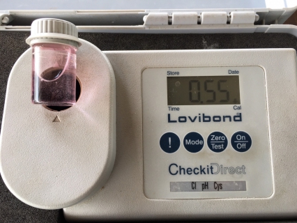 ไฟล์แนบ วันพุธที่ 26 เมษายน 2566 นายสุรพงศ์ สมหวัง ผจก.กปภ.สาขากาญจนดิษฐ์ มอบหมายให้พนักงานในสายงานผลิต ออกพื้นที่ตรวจสอบคุณภาพน้ำประปา โดยการตรวจวัดค่าคลอรีน ค่าความขุ่นในน้ำประปา  ร้าน-ขายอาหารตามสั่งป้าเอียด ตำบลปากแพรก อำเภอดอนสัก จังหวัดสุราษฎร์ธานี โดยเป็นการตรวจสอบและควบคุมคุณภาพน้ำประปาในระบบจ่าย ตามโครงการจัดการน้ำสะอาด (WSP) ตามจุดควบคุมตรวจสอบตามแผนที่กำหนด ผลการตรวจสอบคุณภาพน้ำเป็นไปตามเกณฑ์มาตรฐาน กปภ. 