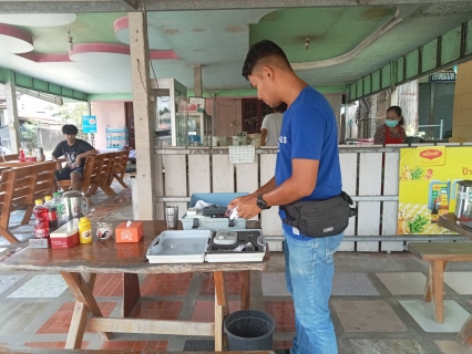 ไฟล์แนบ วันพุธที่ 26 เมษายน 2566 นายสุรพงศ์ สมหวัง ผจก.กปภ.สาขากาญจนดิษฐ์ มอบหมายให้พนักงานในสายงานผลิต ออกพื้นที่ตรวจสอบคุณภาพน้ำประปา โดยการตรวจวัดค่าคลอรีน ค่าความขุ่นในน้ำประปา  ร้าน-ขายอาหารตามสั่งป้าเอียด ตำบลปากแพรก อำเภอดอนสัก จังหวัดสุราษฎร์ธานี โดยเป็นการตรวจสอบและควบคุมคุณภาพน้ำประปาในระบบจ่าย ตามโครงการจัดการน้ำสะอาด (WSP) ตามจุดควบคุมตรวจสอบตามแผนที่กำหนด ผลการตรวจสอบคุณภาพน้ำเป็นไปตามเกณฑ์มาตรฐาน กปภ. 