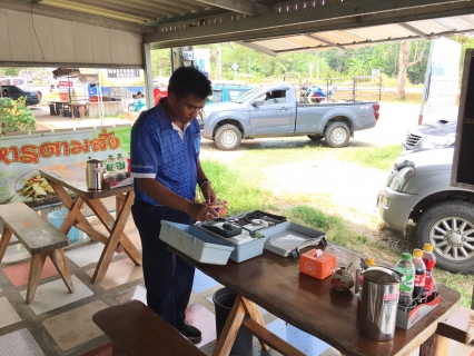 ไฟล์แนบ วันพุธที่ 26 เมษายน 2566 นายสุรพงศ์ สมหวัง ผจก.กปภ.สาขากาญจนดิษฐ์ มอบหมายให้พนักงานในสายงานผลิต ออกพื้นที่ตรวจสอบคุณภาพน้ำประปา โดยการตรวจวัดค่าคลอรีน ค่าความขุ่นในน้ำประปา  ร้าน-ขายอาหารตามสั่งป้าเอียด ตำบลปากแพรก อำเภอดอนสัก จังหวัดสุราษฎร์ธานี โดยเป็นการตรวจสอบและควบคุมคุณภาพน้ำประปาในระบบจ่าย ตามโครงการจัดการน้ำสะอาด (WSP) ตามจุดควบคุมตรวจสอบตามแผนที่กำหนด ผลการตรวจสอบคุณภาพน้ำเป็นไปตามเกณฑ์มาตรฐาน กปภ. 