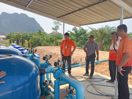 ไฟล์แนบ การประปาส่วนภูมิภาคสาขากาญจนดิษฐ์ เข้าตรวจสอบแก้ไขปัญหา เรื่องการบริหารจัดการน้ำและการจ่ายน้ำให้กับเรือนจำกลางจังหวัดสุราษฎร์ธานี วันพฤหัสบดีที่ 27 เมษายน 2566 นายสุราพงศ์ สมหวัง ผู้จัดการ กปภ.สาขากาญจดิษฐ์ พร้อม หัวหน้างาน  และพนักงานในสังกัด เข้าพบปะพูดคุยและตรวจสอบ เรื่องการบริหารจัดการน้ำและการจ่ายน้ำให้กับเรือนจำกลางจังหวัดสุราษฎร์ธานี ในช่วงฤดูแล้งที่เกิดขึ้น เพื่อสร้างความมั่นใจให้กับเรือนจำกลางจังหวัดสุราษฎร์ธานี ในการบริหารจัดการน้ำอย่างต่อเนื่องต่อไป