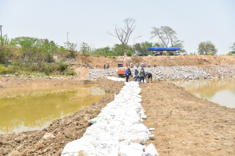 ไฟล์แนบ กปภ.สาขาเทิง ร่วมกับผู้นำชุมชนและประชาชนในพื้นที่บ้านพระเกิด หมู่ 14 บ้านตั้งข้าว หมู่ 2 บ้านเวียงจอมจ้อ หมู่ 20 บ้านเวียงเทิง หมู่ 1 บ้านเวียงใต้หมู่ 15 ต.เวียง บ้านสันทรายมูล หมู่ 1 บ้านสันทรายงาม หมู่ 2 ต.สันทรายงาม อ.เทิง และกลุ่มผู้ใช้น้ำเพื่อการเกษตร ร่วมกันซ่อมแซมฝายชะลอน้ำ แม่น้ำอิง จุดบ้านพระเกิด หมู่ 14 เชื่อม บ้านเวียงเทิง หมู่ 1 ต.เวียง อ.เทิง