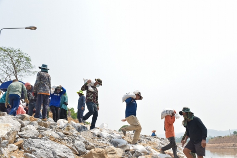 ไฟล์แนบ กปภ.สาขาเทิง ร่วมกับผู้นำชุมชนและประชาชนในพื้นที่บ้านพระเกิด หมู่ 14 บ้านตั้งข้าว หมู่ 2 บ้านเวียงจอมจ้อ หมู่ 20 บ้านเวียงเทิง หมู่ 1 บ้านเวียงใต้หมู่ 15 ต.เวียง บ้านสันทรายมูล หมู่ 1 บ้านสันทรายงาม หมู่ 2 ต.สันทรายงาม อ.เทิง และกลุ่มผู้ใช้น้ำเพื่อการเกษตร ร่วมกันซ่อมแซมฝายชะลอน้ำ แม่น้ำอิง จุดบ้านพระเกิด หมู่ 14 เชื่อม บ้านเวียงเทิง หมู่ 1 ต.เวียง อ.เทิง