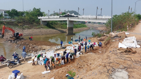 ไฟล์แนบ กปภ.สาขาเทิง ร่วมกับผู้นำชุมชนและประชาชนในพื้นที่บ้านพระเกิด หมู่ 14 บ้านตั้งข้าว หมู่ 2 บ้านเวียงจอมจ้อ หมู่ 20 บ้านเวียงเทิง หมู่ 1 บ้านเวียงใต้หมู่ 15 ต.เวียง บ้านสันทรายมูล หมู่ 1 บ้านสันทรายงาม หมู่ 2 ต.สันทรายงาม อ.เทิง และกลุ่มผู้ใช้น้ำเพื่อการเกษตร ร่วมกันซ่อมแซมฝายชะลอน้ำ แม่น้ำอิง จุดบ้านพระเกิด หมู่ 14 เชื่อม บ้านเวียงเทิง หมู่ 1 ต.เวียง อ.เทิง