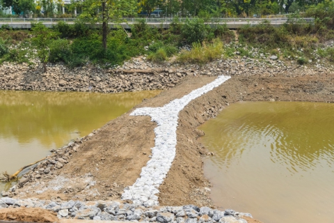 ไฟล์แนบ กปภ.สาขาเทิง ร่วมกับผู้นำชุมชนและประชาชนในพื้นที่บ้านพระเกิด หมู่ 14 บ้านตั้งข้าว หมู่ 2 บ้านเวียงจอมจ้อ หมู่ 20 บ้านเวียงเทิง หมู่ 1 บ้านเวียงใต้หมู่ 15 ต.เวียง บ้านสันทรายมูล หมู่ 1 บ้านสันทรายงาม หมู่ 2 ต.สันทรายงาม อ.เทิง และกลุ่มผู้ใช้น้ำเพื่อการเกษตร ร่วมกันซ่อมแซมฝายชะลอน้ำ แม่น้ำอิง จุดบ้านพระเกิด หมู่ 14 เชื่อม บ้านเวียงเทิง หมู่ 1 ต.เวียง อ.เทิง