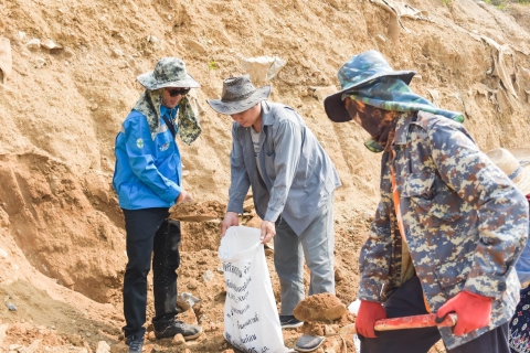 ไฟล์แนบ กปภ.สาขาเทิง ร่วมกับผู้นำชุมชนและประชาชนในพื้นที่บ้านพระเกิด หมู่ 14 บ้านตั้งข้าว หมู่ 2 บ้านเวียงจอมจ้อ หมู่ 20 บ้านเวียงเทิง หมู่ 1 บ้านเวียงใต้หมู่ 15 ต.เวียง บ้านสันทรายมูล หมู่ 1 บ้านสันทรายงาม หมู่ 2 ต.สันทรายงาม อ.เทิง และกลุ่มผู้ใช้น้ำเพื่อการเกษตร ร่วมกันซ่อมแซมฝายชะลอน้ำ แม่น้ำอิง จุดบ้านพระเกิด หมู่ 14 เชื่อม บ้านเวียงเทิง หมู่ 1 ต.เวียง อ.เทิง