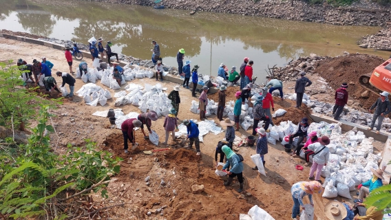 ไฟล์แนบ กปภ.สาขาเทิง ร่วมกับผู้นำชุมชนและประชาชนในพื้นที่บ้านพระเกิด หมู่ 14 บ้านตั้งข้าว หมู่ 2 บ้านเวียงจอมจ้อ หมู่ 20 บ้านเวียงเทิง หมู่ 1 บ้านเวียงใต้หมู่ 15 ต.เวียง บ้านสันทรายมูล หมู่ 1 บ้านสันทรายงาม หมู่ 2 ต.สันทรายงาม อ.เทิง และกลุ่มผู้ใช้น้ำเพื่อการเกษตร ร่วมกันซ่อมแซมฝายชะลอน้ำ แม่น้ำอิง จุดบ้านพระเกิด หมู่ 14 เชื่อม บ้านเวียงเทิง หมู่ 1 ต.เวียง อ.เทิง