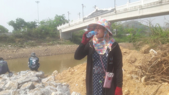 ไฟล์แนบ กปภ.สาขาเทิง ร่วมกับผู้นำชุมชนและประชาชนในพื้นที่บ้านพระเกิด หมู่ 14 บ้านตั้งข้าว หมู่ 2 บ้านเวียงจอมจ้อ หมู่ 20 บ้านเวียงเทิง หมู่ 1 บ้านเวียงใต้หมู่ 15 ต.เวียง บ้านสันทรายมูล หมู่ 1 บ้านสันทรายงาม หมู่ 2 ต.สันทรายงาม อ.เทิง และกลุ่มผู้ใช้น้ำเพื่อการเกษตร ร่วมกันซ่อมแซมฝายชะลอน้ำ แม่น้ำอิง จุดบ้านพระเกิด หมู่ 14 เชื่อม บ้านเวียงเทิง หมู่ 1 ต.เวียง อ.เทิง