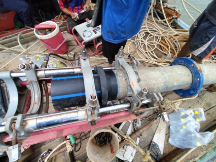 ไฟล์แนบ การประปาส่วนภูมิภาคสาขากาญจนดิษฐ์ดำเนินการซ่อมท่อในคลองดอนสัก เพื่อผู้ใช้น้ำบ้านฝ่ายท่า ดอนสัก อำเภอดอนสัก จังหวัดสุราษฎร์ธานี