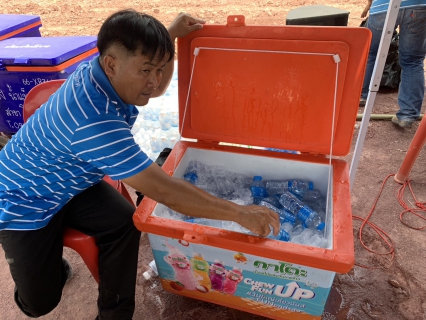 ไฟล์แนบ งานลูกค้าสัมพันธ์ กปภ.ข.8 ร่วมกับ กปภ.สาขาพิบูลมังสาหาร ให้บริการน้ำดื่มตรา กปภ. ในงานพิธีบวงสรวงเพื่อยกเสาเอกพระบรมธาตุศรีแสงธรรมมหาวชิระโมลี