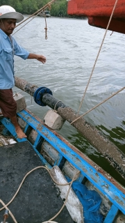 ไฟล์แนบ การประปาส่วนภูมิภาคสาขากาญจนดิษฐ์ดำเนินการซ่อมท่อในคลองดอนสัก เพื่อผู้ใช้น้ำบ้านฝ่ายท่า ดอนสัก อำเภอดอนสัก จังหวัดสุราษฎร์ธานี