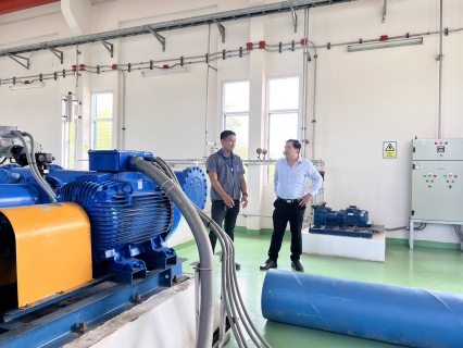 ไฟล์แนบ กปภ.สาขาสมุทรสงคราม ขยายพื้นที่การจ่ายน้ำ ลดการซื้อน้ำเอกชนและตรวจสอบระบบจ่ายน้ำตั้งแต่ต้นทางจนทางปลายทางของสถานีจ่ายน้ำนางตะเคียน