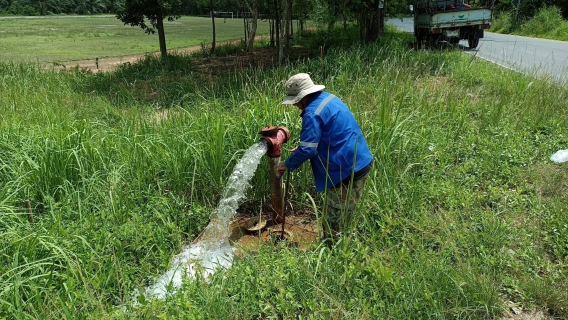 ไฟล์แนบ การประปาส่วนภูมิภาคสาขาคลองท่อมดำเนินการเปิดล้างตะกอนระบายในเส้นท่อจ่ายน้ำ (Blow off) ผ่านหัวดับเพลิง โดยลงพื้นที่บริเวณพื้นที่ตำบลลำทับ อำเภอลำทับ จังหวัดกระบี่