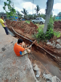 ไฟล์แนบ วันพฤหัสบดีที่ 1 มิถุนายน 2566 การประปาส่วนภูมิภาคสาขากาญจนดิษฐ์ โดยนายสุรพงศ์ สมหวัง ผู้จัดการ กปภ.สาขากาญจนดิษฐ์ มอบหมายงานบริการและควบคุมน้ำสูญเสีย เร่งทำการซ่อมท่อส่งน้ำขนาด 110 มิลลิเมตร ซึ่งทางผู้รับจ้างทำถนนขุด โดนท่อแตกบริเวณบ้านบางสำโรง ท่าทองใหม่ ทำให้ต้องหยุดจ่ายน้ำชั่วคราว  โดยผู้จัดการได้กำชับให้ทำการซ่อมท่อโดยด่วนเพื่อไม่ให้เกิดผลกระทบต่อลูกค้าของ การประปาส่วนภูมิภาค และสามารถจ่ายน้ำคืนระบบได้ในเวลา 14.30 น