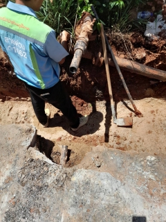 ไฟล์แนบ วันพฤหัสบดีที่ 1 มิถุนายน 2566 การประปาส่วนภูมิภาคสาขากาญจนดิษฐ์ โดยนายสุรพงศ์ สมหวัง ผู้จัดการ กปภ.สาขากาญจนดิษฐ์ มอบหมายงานบริการและควบคุมน้ำสูญเสีย เร่งทำการซ่อมท่อส่งน้ำขนาด 110 มิลลิเมตร ซึ่งทางผู้รับจ้างทำถนนขุด โดนท่อแตกบริเวณบ้านบางสำโรง ท่าทองใหม่ ทำให้ต้องหยุดจ่ายน้ำชั่วคราว  โดยผู้จัดการได้กำชับให้ทำการซ่อมท่อโดยด่วนเพื่อไม่ให้เกิดผลกระทบต่อลูกค้าของ การประปาส่วนภูมิภาค และสามารถจ่ายน้ำคืนระบบได้ในเวลา 14.30 น