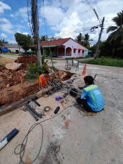 ไฟล์แนบ วันพฤหัสบดีที่ 1 มิถุนายน 2566 การประปาส่วนภูมิภาคสาขากาญจนดิษฐ์ โดยนายสุรพงศ์ สมหวัง ผู้จัดการ กปภ.สาขากาญจนดิษฐ์ มอบหมายงานบริการและควบคุมน้ำสูญเสีย เร่งทำการซ่อมท่อส่งน้ำขนาด 110 มิลลิเมตร ซึ่งทางผู้รับจ้างทำถนนขุด โดนท่อแตกบริเวณบ้านบางสำโรง ท่าทองใหม่ ทำให้ต้องหยุดจ่ายน้ำชั่วคราว  โดยผู้จัดการได้กำชับให้ทำการซ่อมท่อโดยด่วนเพื่อไม่ให้เกิดผลกระทบต่อลูกค้าของ การประปาส่วนภูมิภาค และสามารถจ่ายน้ำคืนระบบได้ในเวลา 14.30 น