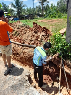 ไฟล์แนบ วันพฤหัสบดีที่ 1 มิถุนายน 2566 การประปาส่วนภูมิภาคสาขากาญจนดิษฐ์ โดยนายสุรพงศ์ สมหวัง ผู้จัดการ กปภ.สาขากาญจนดิษฐ์ มอบหมายงานบริการและควบคุมน้ำสูญเสีย เร่งทำการซ่อมท่อส่งน้ำขนาด 110 มิลลิเมตร ซึ่งทางผู้รับจ้างทำถนนขุด โดนท่อแตกบริเวณบ้านบางสำโรง ท่าทองใหม่ ทำให้ต้องหยุดจ่ายน้ำชั่วคราว  โดยผู้จัดการได้กำชับให้ทำการซ่อมท่อโดยด่วนเพื่อไม่ให้เกิดผลกระทบต่อลูกค้าของ การประปาส่วนภูมิภาค และสามารถจ่ายน้ำคืนระบบได้ในเวลา 14.30 น