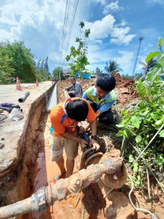 ไฟล์แนบ วันพฤหัสบดีที่ 1 มิถุนายน 2566 การประปาส่วนภูมิภาคสาขากาญจนดิษฐ์ โดยนายสุรพงศ์ สมหวัง ผู้จัดการ กปภ.สาขากาญจนดิษฐ์ มอบหมายงานบริการและควบคุมน้ำสูญเสีย เร่งทำการซ่อมท่อส่งน้ำขนาด 110 มิลลิเมตร ซึ่งทางผู้รับจ้างทำถนนขุด โดนท่อแตกบริเวณบ้านบางสำโรง ท่าทองใหม่ ทำให้ต้องหยุดจ่ายน้ำชั่วคราว  โดยผู้จัดการได้กำชับให้ทำการซ่อมท่อโดยด่วนเพื่อไม่ให้เกิดผลกระทบต่อลูกค้าของ การประปาส่วนภูมิภาค และสามารถจ่ายน้ำคืนระบบได้ในเวลา 14.30 น