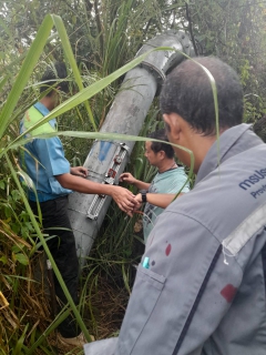 ไฟล์แนบ การประปาส่วนภูมิภาคสาขากาญจนดิษฐ์ ติดตามแก้ปัญหาน้ำไม่ไหลหรือไหลอ่อนพื้นที่ โซนสูงอำเภอดอนสัก   วันพุธที่ 31 พฤษภาคม 2566 การประปาส่วนภูมิภาคสาขากาญจนดิษฐ์ โดยนายสุรพงศ์ สมหวัง ผู้จัดการการประปาส่วนภูมิภาคสาขากาญจนดิษฐ์ มอบหมายหัวหน้างาน พนักงานและลูกจ้างในสังกัด ร่วมกับงานควบคุมน้ำสูญเสีย กองระบบจำหน่าย กปภ.เขต 4  ดำเนินการตรวจวัดอัตราการไหลของน้ำในเส้นท่อส่งน้ำเพื่อนำมาวิเคราะห์วางแผนการหาน้ำสูญเสียในพื้นที่บริการ ของ กปภ.สาขากาญ๗นดิษฐ์ เพื่อลดน้ำสูญเสียและเพิ่มแรงดันในเส้นท่อต่อไป