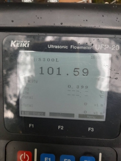ไฟล์แนบ การประปาส่วนภูมิภาคสาขากาญจนดิษฐ์ ติดตามแก้ปัญหาน้ำไม่ไหลหรือไหลอ่อนพื้นที่ โซนสูงอำเภอดอนสัก   วันพุธที่ 31 พฤษภาคม 2566 การประปาส่วนภูมิภาคสาขากาญจนดิษฐ์ โดยนายสุรพงศ์ สมหวัง ผู้จัดการการประปาส่วนภูมิภาคสาขากาญจนดิษฐ์ มอบหมายหัวหน้างาน พนักงานและลูกจ้างในสังกัด ร่วมกับงานควบคุมน้ำสูญเสีย กองระบบจำหน่าย กปภ.เขต 4  ดำเนินการตรวจวัดอัตราการไหลของน้ำในเส้นท่อส่งน้ำเพื่อนำมาวิเคราะห์วางแผนการหาน้ำสูญเสียในพื้นที่บริการ ของ กปภ.สาขากาญ๗นดิษฐ์ เพื่อลดน้ำสูญเสียและเพิ่มแรงดันในเส้นท่อต่อไป