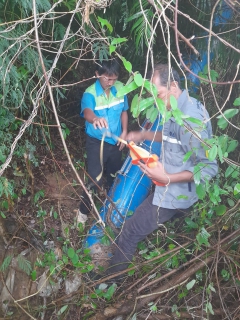 ไฟล์แนบ การประปาส่วนภูมิภาคสาขากาญจนดิษฐ์ ติดตามแก้ปัญหาน้ำไม่ไหลหรือไหลอ่อนพื้นที่ โซนสูงอำเภอดอนสัก   วันพุธที่ 31 พฤษภาคม 2566 การประปาส่วนภูมิภาคสาขากาญจนดิษฐ์ โดยนายสุรพงศ์ สมหวัง ผู้จัดการการประปาส่วนภูมิภาคสาขากาญจนดิษฐ์ มอบหมายหัวหน้างาน พนักงานและลูกจ้างในสังกัด ร่วมกับงานควบคุมน้ำสูญเสีย กองระบบจำหน่าย กปภ.เขต 4  ดำเนินการตรวจวัดอัตราการไหลของน้ำในเส้นท่อส่งน้ำเพื่อนำมาวิเคราะห์วางแผนการหาน้ำสูญเสียในพื้นที่บริการ ของ กปภ.สาขากาญ๗นดิษฐ์ เพื่อลดน้ำสูญเสียและเพิ่มแรงดันในเส้นท่อต่อไป