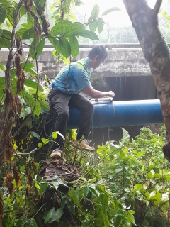 ไฟล์แนบ การประปาส่วนภูมิภาคสาขากาญจนดิษฐ์ ติดตามแก้ปัญหาน้ำไม่ไหลหรือไหลอ่อนพื้นที่ โซนสูงอำเภอดอนสัก   วันพุธที่ 31 พฤษภาคม 2566 การประปาส่วนภูมิภาคสาขากาญจนดิษฐ์ โดยนายสุรพงศ์ สมหวัง ผู้จัดการการประปาส่วนภูมิภาคสาขากาญจนดิษฐ์ มอบหมายหัวหน้างาน พนักงานและลูกจ้างในสังกัด ร่วมกับงานควบคุมน้ำสูญเสีย กองระบบจำหน่าย กปภ.เขต 4  ดำเนินการตรวจวัดอัตราการไหลของน้ำในเส้นท่อส่งน้ำเพื่อนำมาวิเคราะห์วางแผนการหาน้ำสูญเสียในพื้นที่บริการ ของ กปภ.สาขากาญ๗นดิษฐ์ เพื่อลดน้ำสูญเสียและเพิ่มแรงดันในเส้นท่อต่อไป