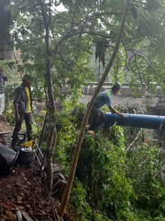 ไฟล์แนบ การประปาส่วนภูมิภาคสาขากาญจนดิษฐ์ ติดตามแก้ปัญหาน้ำไม่ไหลหรือไหลอ่อนพื้นที่ โซนสูงอำเภอดอนสัก   วันพุธที่ 31 พฤษภาคม 2566 การประปาส่วนภูมิภาคสาขากาญจนดิษฐ์ โดยนายสุรพงศ์ สมหวัง ผู้จัดการการประปาส่วนภูมิภาคสาขากาญจนดิษฐ์ มอบหมายหัวหน้างาน พนักงานและลูกจ้างในสังกัด ร่วมกับงานควบคุมน้ำสูญเสีย กองระบบจำหน่าย กปภ.เขต 4  ดำเนินการตรวจวัดอัตราการไหลของน้ำในเส้นท่อส่งน้ำเพื่อนำมาวิเคราะห์วางแผนการหาน้ำสูญเสียในพื้นที่บริการ ของ กปภ.สาขากาญ๗นดิษฐ์ เพื่อลดน้ำสูญเสียและเพิ่มแรงดันในเส้นท่อต่อไป