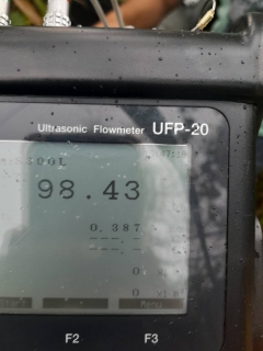 ไฟล์แนบ การประปาส่วนภูมิภาคสาขากาญจนดิษฐ์ ติดตามแก้ปัญหาน้ำไม่ไหลหรือไหลอ่อนพื้นที่ โซนสูงอำเภอดอนสัก   วันพุธที่ 31 พฤษภาคม 2566 การประปาส่วนภูมิภาคสาขากาญจนดิษฐ์ โดยนายสุรพงศ์ สมหวัง ผู้จัดการการประปาส่วนภูมิภาคสาขากาญจนดิษฐ์ มอบหมายหัวหน้างาน พนักงานและลูกจ้างในสังกัด ร่วมกับงานควบคุมน้ำสูญเสีย กองระบบจำหน่าย กปภ.เขต 4  ดำเนินการตรวจวัดอัตราการไหลของน้ำในเส้นท่อส่งน้ำเพื่อนำมาวิเคราะห์วางแผนการหาน้ำสูญเสียในพื้นที่บริการ ของ กปภ.สาขากาญ๗นดิษฐ์ เพื่อลดน้ำสูญเสียและเพิ่มแรงดันในเส้นท่อต่อไป