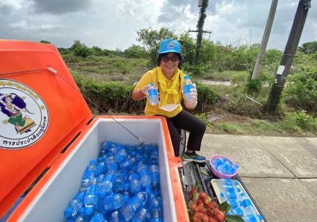 ไฟล์แนบ กปภ.สาขาขลุง เข้าร่วมกิจกรรมจิตอาสาพัฒนา "ทำความสะอาด/ปรับภูมิทัศน์" บริเวณริมถนนสองข้างทางไปยังโรงเรียนตำรวจตระเวนชายแดนบ้านน้ำแดง หมู่ที่ 6 ตำบลบางชัน อำเภอขลุง จังหวัดจันทบุรี พร้อมมอบน้ำดื่มตราสัญลักษณ์ กปภ.