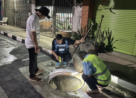 ไฟล์แนบ กปภ.สาขาขลุง ออกสำรวจหาท่อรั่วในพื้นที่ตามแผน MM01 ท่อจ่ายเทศบาลเมืองขลุง บริเวณเทศบาลสาย3 ตั้งแต่ซุ้มทางเข้าสาย3 ถึงหน้าชมรม พร้อมตรวจสอบแก้ไขตู้ DMA01-3