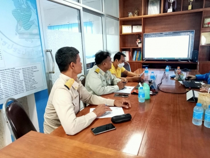 ไฟล์แนบ วันจันทร์ที่ 12 มิถุนายน 2566  การประปาส่วนภูมิภาคสาขากาญจนดิษฐ์ ภายใต้การนำของ นายสุรพงศ์ สมหวัง ผู้จัดการการประปาส่วนภูมิภาคสาขากาญจนดิษฐ์ พร้อมหัวหน้างานและพนักงานในสังกัด และงานควบคุมคุณภาพน้ำ 1 กองระบบผลิตและควบคุมคุณภาพน้ำ กปภ.เขต 4  ประชุมชี้แจงเกี่ยวกับการตรวจประเมินโครงการจัดการน้ำสะอาด WSP ประจำปี 2566 เพื่อแนะนำการประเมิน และแนวทางจัดการตามโครงการจัดการน้ำสะอาด WSP ประจำปี 2566 