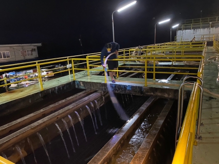 ไฟล์แนบ กปภ.สาขาระนอง ดำเนินการตามแผน ล้างถังตกตะกอนโรงกรองน้ำหาดส้มแป้น