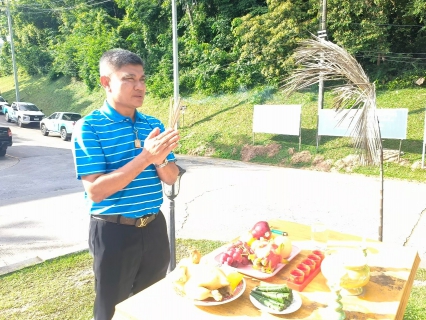 ไฟล์แนบ กปภ.สาขาภูเก็ต ร่วมจัดกิจกรรม พิธีสักการะพระภูมิเจ้าที่ ศาลพระแม่ธรณีวิสุทธิสรรพสักขีบารมีธำรงชล ที่ประดิษฐานบริเวณด้านหน้าอาคารสำนักงาน และพิธีสักการะศาลเจ้าแม่นวลน้องตะเคียนทอง 