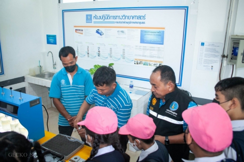 ไฟล์แนบ การประปาส่วนภูมิภาคสาขาชุมพร ดำเนินโครงการ "อาสาประปาเพื่อปวงชน สร้างภาคีเครือข่ายฮีโร่น้อยอาสาพิทักษ์น้ำ โรงเรียนฝวาหมินกงลิและโรงเรียนเทศบาล 1  (บ้านท่าตะเภา) อำเภอเมือง จังหวัดชุมพร" ณ สถานีผลิตน้ำนาชะอัง อำเภอเมือง จังหวัดชุมพร