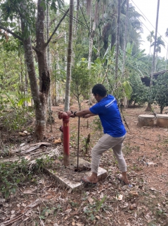 ไฟล์แนบ การประปาส่วนภูมิภาคสาขาท่าแซะ ลงพื้นที่ดำเนินการระบายตะกอนในเส้นท่อจ่ายน้ำ (Blow off) ผ่านหัวดับเพลิง 