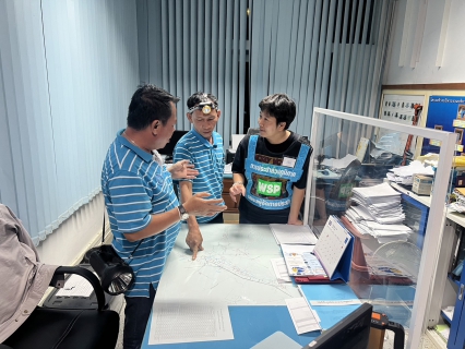 ไฟล์แนบ เมื่อวันที่ 12 มิถุนายน 2566  กปภ.สาขาเกาะคา โดยนางอรวรรณ รัตนจักร์ ผู้จัดการการประปาส่วนภูมิภาคสาขาเกาะคา มอบหมายให้ นายเสรี วุฒิไกรวัฒน์ หัวหน้างานบริการและควบคุมน้ำสูญเสีย พร้อมด้วยพนักงานในสังกัด ดำเนินการหาน้ำสูญเสีย โดยลงพื้นที่ทำ Step Test บริเวณ ต.ศาลา อ.เกาะคา จ.ลำปาง และสำรวจหาท่อแตก-รั่วในพื้นที่ ตามแผนการหาน้ำสูญเสีย ประจำปีงบประมาณ 2566 จากการสำรวจ พบจุดท่อแตกรั่ว จำนวน 1 จุด คือบริเวณหน้าร้านเสริมสวยเต้ยบิวตี้ ตรงข้ามโรงพยาบาลเกาะเคา และพบข้อต่อรั่ว จำนวน 1 จุด และได้ดำเนินการแก้ไขเรียบร้อยแล้ว