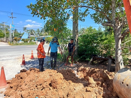 ไฟล์แนบ การประปาส่วนภูมิภาคสาขากาญจนดิษฐ์เร่งดำเนินการตัดประสานท่อเพื่อการบริหารจัดการน้ำประปาในพื้นที่บริการของ กปภ.สาขากาญจนดิษฐ์ วันพฤหัสบดี ที่ 22 มิถุนายน 2566 นาย สุรพงศ์ สมหวัง ผู้จัดการ กปภ.สาขากาญจนดิษฐ์ ลงพื้นที่หน้างานตัดประสานท่อ ซอยนาเหนือ ตำบลดอนสัก อำเภอดอนสัก เพื่อติดตามและเร่งรัดให้ผู้รับจ้างเร่งดำเนินการตัดประสานท่อและจ่ายน้ำเข้าระบบให้เร็วที่สุด เพื่อดำเนินการจ่ายน้ำให้ลูกค้าผู้ใช้น้ำต่อไป