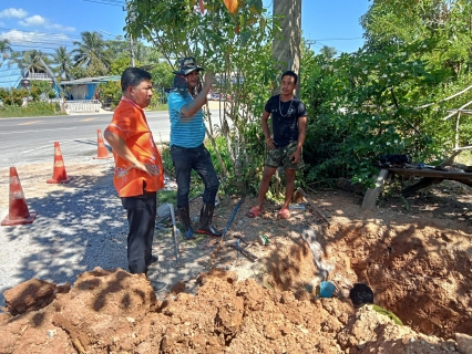 ไฟล์แนบ การประปาส่วนภูมิภาคสาขากาญจนดิษฐ์เร่งดำเนินการตัดประสานท่อเพื่อการบริหารจัดการน้ำประปาในพื้นที่บริการของ กปภ.สาขากาญจนดิษฐ์ วันพฤหัสบดี ที่ 22 มิถุนายน 2566 นาย สุรพงศ์ สมหวัง ผู้จัดการ กปภ.สาขากาญจนดิษฐ์ ลงพื้นที่หน้างานตัดประสานท่อ ซอยนาเหนือ ตำบลดอนสัก อำเภอดอนสัก เพื่อติดตามและเร่งรัดให้ผู้รับจ้างเร่งดำเนินการตัดประสานท่อและจ่ายน้ำเข้าระบบให้เร็วที่สุด เพื่อดำเนินการจ่ายน้ำให้ลูกค้าผู้ใช้น้ำต่อไป