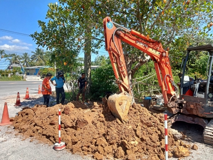 ไฟล์แนบ การประปาส่วนภูมิภาคสาขากาญจนดิษฐ์เร่งดำเนินการตัดประสานท่อเพื่อการบริหารจัดการน้ำประปาในพื้นที่บริการของ กปภ.สาขากาญจนดิษฐ์ วันพฤหัสบดี ที่ 22 มิถุนายน 2566 นาย สุรพงศ์ สมหวัง ผู้จัดการ กปภ.สาขากาญจนดิษฐ์ ลงพื้นที่หน้างานตัดประสานท่อ ซอยนาเหนือ ตำบลดอนสัก อำเภอดอนสัก เพื่อติดตามและเร่งรัดให้ผู้รับจ้างเร่งดำเนินการตัดประสานท่อและจ่ายน้ำเข้าระบบให้เร็วที่สุด เพื่อดำเนินการจ่ายน้ำให้ลูกค้าผู้ใช้น้ำต่อไป