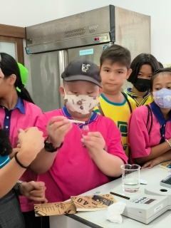 ไฟล์แนบ กปภ.สาขาภูเก็ต ร่วมกับ กปภ.ข.4 จัดกิจกรรม อาสาประปาเพื่อปวงชน สร้างเครือข่ายฮีโร่น้อยอาสาพิทักษ์น้ำจาก โรงเรียนบ้านบางทอง และ โรงเรียนเทศบาล 2 บ้านกะทู้  