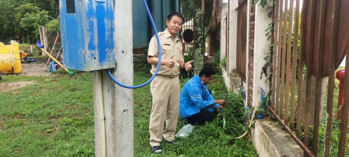 ไฟล์แนบ มิสเตอร์ประปาบินเดี่ยว !! แก้ไขมาตรวัดน้ำไม่หมุน เฮ ! ทั้งโรงเรียนบริการประทับใจ