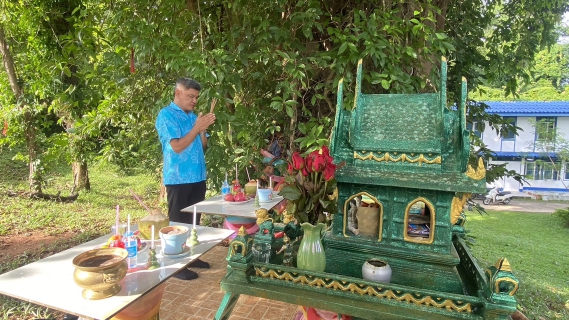 ไฟล์แนบ กปภ.สาขาภูเก็ต ร่วมจัดกิจกรรม พิธีสักการะพระภูมิเจ้าที่ ศาลพระแม่ธรณีวิสุทธิสรรพสักขีบารมีธำรงชล ที่ประดิษฐานบริเวณด้านหน้าอาคารสำนักงาน และพิธีสักการะศาลเจ้าแม่นวลน้องตะเคียนทอง 