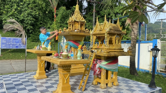 ไฟล์แนบ กปภ.สาขาภูเก็ต ร่วมจัดกิจกรรม พิธีสักการะพระภูมิเจ้าที่ ศาลพระแม่ธรณีวิสุทธิสรรพสักขีบารมีธำรงชล ที่ประดิษฐานบริเวณด้านหน้าอาคารสำนักงาน และพิธีสักการะศาลเจ้าแม่นวลน้องตะเคียนทอง 