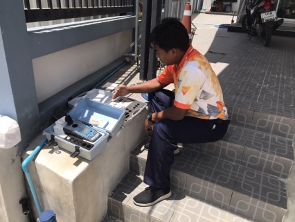 ไฟล์แนบ วันพฤหัสบดีที่ 6 กรกฎาคม 2566 นายสุรพงศ์ สมหวัง ผจก.กปภ.สาขากาญจนดิษฐ์ มอบหมายให้พนักงานในสายงานผลิต ออกพื้นที่ตรวจสอบคุณภาพน้ำประปา โดยการตรวจวัดค่าคลอรีน ค่าความขุ่นในน้ำประปา  ณ ตลาดบ้านกรูด ตำบลกรูด อำเภอกาญจนดิษฐ์ จังหวัดสุราษฎร์ธานี โดยเป็นการตรวจสอบและควบคุมคุณภาพน้ำประปาในระบบจ่าย ตามโครงการจัดการน้ำสะอาด (WSP) ตามจุดควบคุมตรวจสอบตามแผนที่กำหนด ผลการตรวจสอบคุณภาพน้ำเป็นไปตามเกณฑ์มาตรฐาน กปภ. 