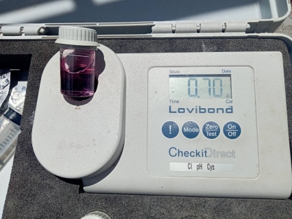 ไฟล์แนบ วันพฤหัสบดีที่ 6 กรกฎาคม 2566 นายสุรพงศ์ สมหวัง ผจก.กปภ.สาขากาญจนดิษฐ์ มอบหมายให้พนักงานในสายงานผลิต ออกพื้นที่ตรวจสอบคุณภาพน้ำประปา โดยการตรวจวัดค่าคลอรีน ค่าความขุ่นในน้ำประปา  ณ ตลาดบ้านกรูด ตำบลกรูด อำเภอกาญจนดิษฐ์ จังหวัดสุราษฎร์ธานี โดยเป็นการตรวจสอบและควบคุมคุณภาพน้ำประปาในระบบจ่าย ตามโครงการจัดการน้ำสะอาด (WSP) ตามจุดควบคุมตรวจสอบตามแผนที่กำหนด ผลการตรวจสอบคุณภาพน้ำเป็นไปตามเกณฑ์มาตรฐาน กปภ. 