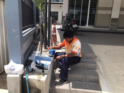 ไฟล์แนบ วันพฤหัสบดีที่ 6 กรกฎาคม 2566 นายสุรพงศ์ สมหวัง ผจก.กปภ.สาขากาญจนดิษฐ์ มอบหมายให้พนักงานในสายงานผลิต ออกพื้นที่ตรวจสอบคุณภาพน้ำประปา โดยการตรวจวัดค่าคลอรีน ค่าความขุ่นในน้ำประปา  ณ ตลาดบ้านกรูด ตำบลกรูด อำเภอกาญจนดิษฐ์ จังหวัดสุราษฎร์ธานี โดยเป็นการตรวจสอบและควบคุมคุณภาพน้ำประปาในระบบจ่าย ตามโครงการจัดการน้ำสะอาด (WSP) ตามจุดควบคุมตรวจสอบตามแผนที่กำหนด ผลการตรวจสอบคุณภาพน้ำเป็นไปตามเกณฑ์มาตรฐาน กปภ. 