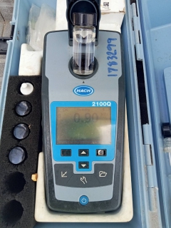 ไฟล์แนบ วันพฤหัสบดีที่ 6 กรกฎาคม 2566 นายสุรพงศ์ สมหวัง ผจก.กปภ.สาขากาญจนดิษฐ์ มอบหมายให้พนักงานในสายงานผลิต ออกพื้นที่ตรวจสอบคุณภาพน้ำประปา โดยการตรวจวัดค่าคลอรีน ค่าความขุ่นในน้ำประปา  ณ ตลาดบ้านกรูด ตำบลกรูด อำเภอกาญจนดิษฐ์ จังหวัดสุราษฎร์ธานี โดยเป็นการตรวจสอบและควบคุมคุณภาพน้ำประปาในระบบจ่าย ตามโครงการจัดการน้ำสะอาด (WSP) ตามจุดควบคุมตรวจสอบตามแผนที่กำหนด ผลการตรวจสอบคุณภาพน้ำเป็นไปตามเกณฑ์มาตรฐาน กปภ. 