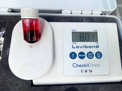 ไฟล์แนบ วันพฤหัสบดีที่ 6 กรกฎาคม 2566 นายสุรพงศ์ สมหวัง ผจก.กปภ.สาขากาญจนดิษฐ์ มอบหมายให้พนักงานในสายงานผลิต ออกพื้นที่ตรวจสอบคุณภาพน้ำประปา โดยการตรวจวัดค่าคลอรีน ค่าความขุ่นในน้ำประปา  ณ ตลาดบ้านกรูด ตำบลกรูด อำเภอกาญจนดิษฐ์ จังหวัดสุราษฎร์ธานี โดยเป็นการตรวจสอบและควบคุมคุณภาพน้ำประปาในระบบจ่าย ตามโครงการจัดการน้ำสะอาด (WSP) ตามจุดควบคุมตรวจสอบตามแผนที่กำหนด ผลการตรวจสอบคุณภาพน้ำเป็นไปตามเกณฑ์มาตรฐาน กปภ. 